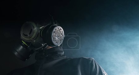 Téléchargez les photos : Un travailleur portant un masque dans un environnement fortement pollué - en image libre de droit