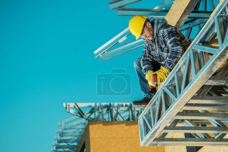 Téléchargez les photos : Travailleur de chantier de construction professionnel Installation d'éléments de cadre squelettique - en image libre de droit