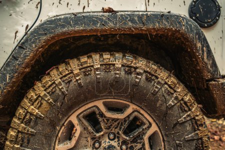 Téléchargez les photos : Dirty Muddy SUV Wheel. Off Road Drive thème - en image libre de droit