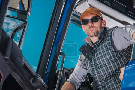 Téléchargez les photos : Portrait de conducteur de semi-camion caucasien moderne. Industrie des transports Thème d'emploi. - en image libre de droit