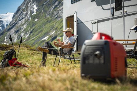 Wohnmobil-Van-Besitzer Wildnis-Camping mit Benzin-Stromaggregat
