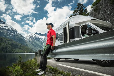 Foto de Caucasian Man in His 40s During Solo Norwegian Road Trip in His Camper Van (en inglés). Tema Escandinavia Travel. - Imagen libre de derechos