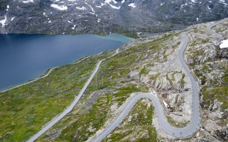 Landschaftlich reizvolle norwegische Berge Straßen Luftaufnahme. Geiranger Area, Norwegen.