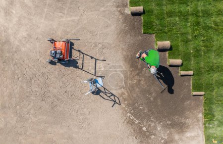 Foto de Vista aérea del jardinero instalando nuevos pastizales - Imagen libre de derechos