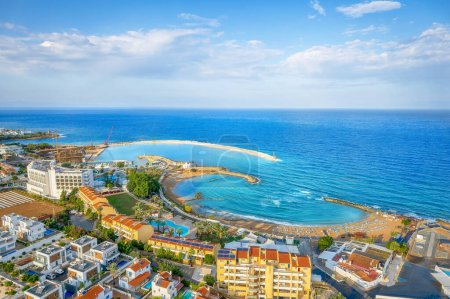 Téléchargez les photos : Vue aérienne avec plage de Kalamies et église Saint-Nicolas, Chypre - en image libre de droit