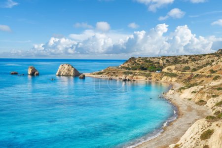 Téléchargez les photos : Paysage avec Petra tou Romiou (plage et rocher d'Aphrodite) à Pafos, Chypre - en image libre de droit