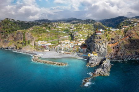 Téléchargez les photos : Paysage avec Ponta do Sol, petit village de l'île de Madère, Portugal - en image libre de droit