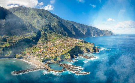 Paisaje con Seixal pueblo de la costa norte, isla de Madeira, Portugal