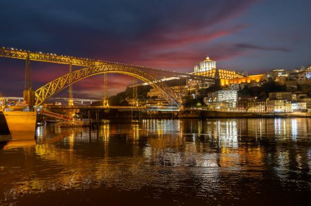 Foto de Paisaje con Ponte Dom Luis y río Duero en Oporto por la noche, Portugal - Imagen libre de derechos