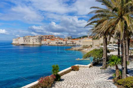 Téléchargez les photos : Paysage avec plage de Banje et vieille ville de Dubrovnik, côte dalmate, Croatie - en image libre de droit