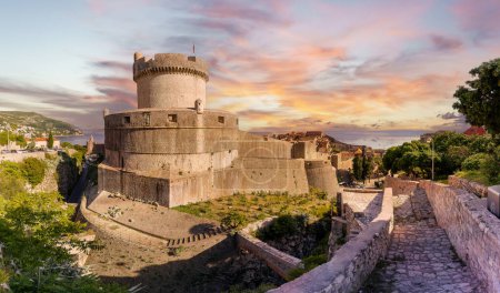 Foto de Paisaje con torre Minceta, casco antiguo de Dubrovnik, Croacia - Imagen libre de derechos