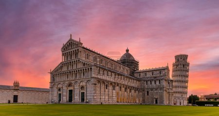 Téléchargez les photos : Paysage avec cathédrale et tour penchée de Pise au coucher du soleil, Toscane, Italie - en image libre de droit