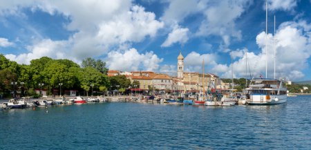 Téléchargez les photos : Paysage avec la ville de Krk dans l'île de Krk, Croatie - en image libre de droit