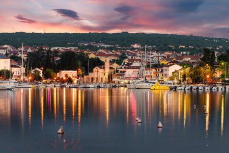 Téléchargez les photos : Paysage avec ville Malinska la nuit, île de Krk, Croatie - en image libre de droit