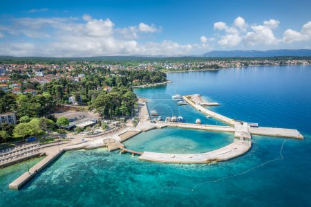 Téléchargez les photos : Aerial view with Malinska town and beach, Krk island, Croatia - en image libre de droit