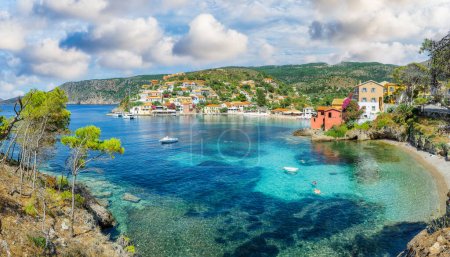Téléchargez les photos : Paysage avec village Assos sur Céphalonie, île ionienne, Grèce - en image libre de droit