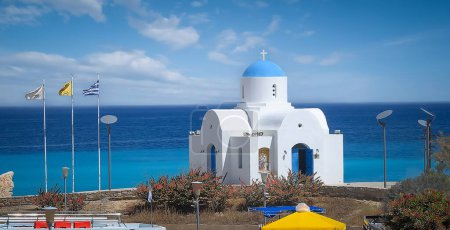 Foto de Paisaje con la iglesia de San Nicolás en Protaras, Chipre - Imagen libre de derechos