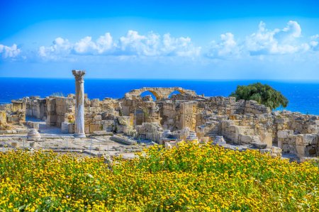 Téléchargez les photos : Paysage avec ruines de Kourion, partie du site archéologique du patrimoine mondial, district de Limassol, Chypre - en image libre de droit