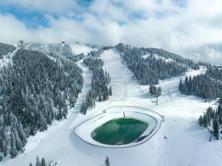 Foto de Paisaje con pista de esquí en Poiana Brasov, Rumania - Imagen libre de derechos