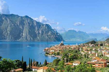 Paisaje con ciudad de Malcesine, Lago de Garda, Italia