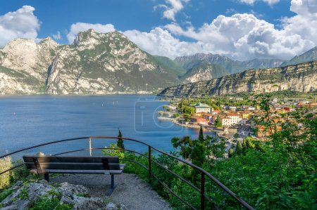 Paisaje con la ciudad de Torbole, Lago de Garda, Italia