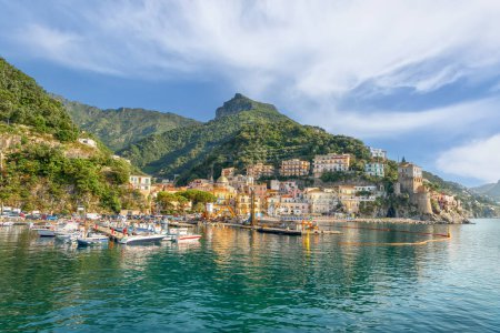 Foto de Paisaje con la ciudad de Cetara, costa de Amalfi, Italia - Imagen libre de derechos