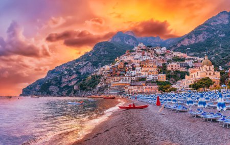 Téléchargez les photos : Paysage avec la ville de Positano sur la célèbre côte amalfitaine, Italie - en image libre de droit