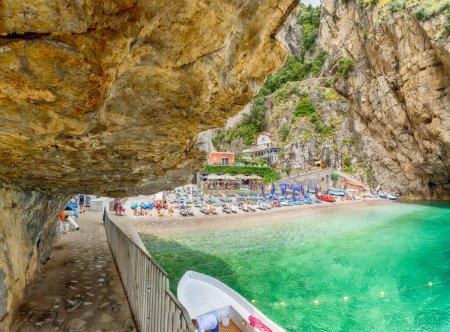 Foto de Amalfi, Italia - 22 de junio de 2019: Paisaje con la increíble playa Marina di Praia en la famosa costa amalfitana, Italia - Imagen libre de derechos