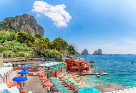 Téléchargez les photos : Îles de Capri, Italie - 22 juin 2023 : Paysage avec l'île de Capri, mer Tyrrhénienne, Italie - en image libre de droit