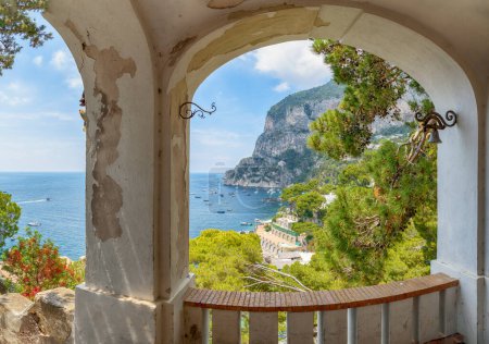 Téléchargez les photos : Paysage avec l'île de Capri, mer Tyrrhénienne, Italie - en image libre de droit
