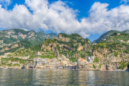 Téléchargez les photos : Paysage avec la ville d'Atrani sur la célèbre côte amalfitaine, Italie - en image libre de droit