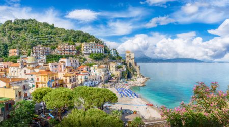 Téléchargez les photos : Paysage avec la ville de Cetara, côte amalfitaine, Italie - en image libre de droit