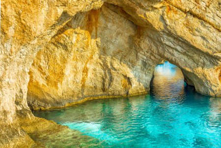 Téléchargez les photos : Paysage avec grottes bleues, îles Zante, Grèce - en image libre de droit