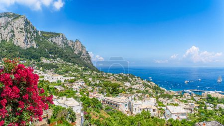 Téléchargez les photos : Paysage avec Marina Grande dans l'île de Capri, mer Tyrrhénienne, Italie - en image libre de droit