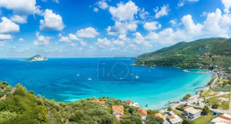 Téléchargez les photos : Paysage avec village de Limni Keri et plage de Keri, île de Zante, Grèce - en image libre de droit