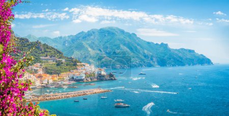 Téléchargez les photos : Paysage avec ville amalfitaine à la célèbre côte amalfitaine, Italie - en image libre de droit