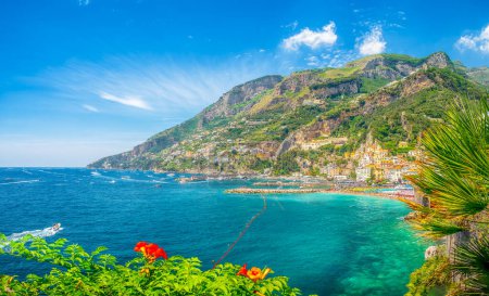 Téléchargez les photos : Paysage avec ville amalfitaine à la célèbre côte amalfitaine, Italie - en image libre de droit