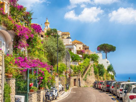 Téléchargez les photos : Paysage avec la ville de Positano sur la célèbre côte amalfitaine, Italie - en image libre de droit