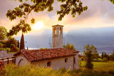 Foto de Paisaje con pequeña iglesia al amanecer en la ciudad de Limone sul garda, Lago de Garda, Italia - Imagen libre de derechos