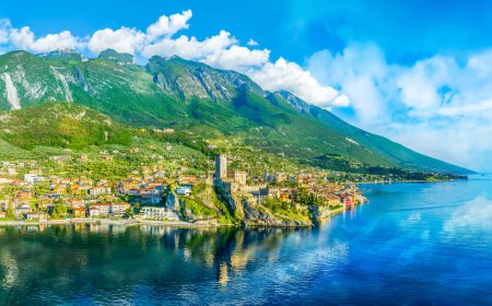 Téléchargez les photos : Paysage avec ville de Malcesine, Lac de Garde, Italie - en image libre de droit