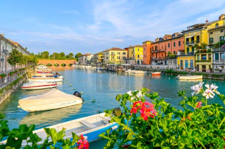 Téléchargez les photos : Peschiera del Garda, Italie - 22 juin 2023 : Paysage avec Peschiera del Garda, Lac de Garde, Italie - en image libre de droit