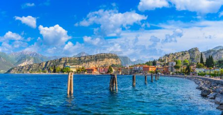 Foto de Paisaje con costa norte del Lago de Garda, Italia - Imagen libre de derechos