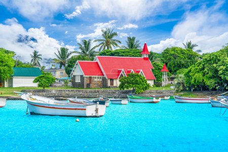 Téléchargez les photos : Paysage avec église rouge au village de Cap Malheureux, Ile Maurice - en image libre de droit