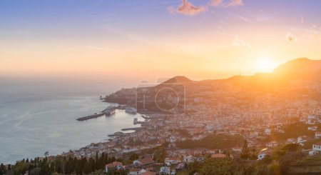Foto de Paisaje con Funchal al atardecer, Isla de Madeira, Portugal - Imagen libre de derechos