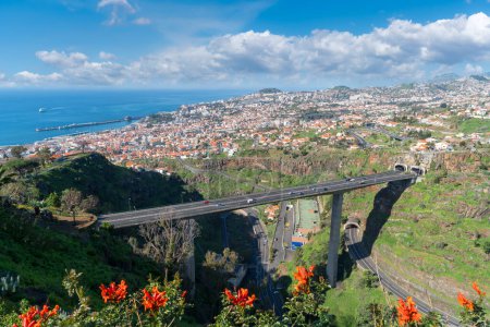 Landschaft mit Brücken und Tunneln in Funchal, Insel Madeira, Portugal