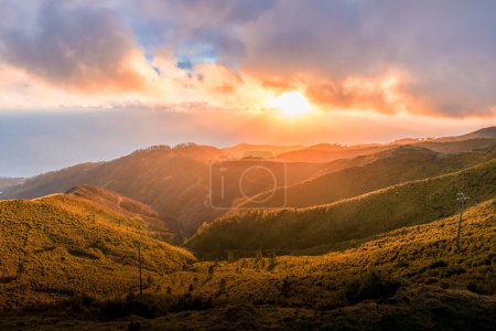 Téléchargez les photos : Beau coucher de soleil au sommet d'une montagne de l'île de Madère, Portugal - en image libre de droit