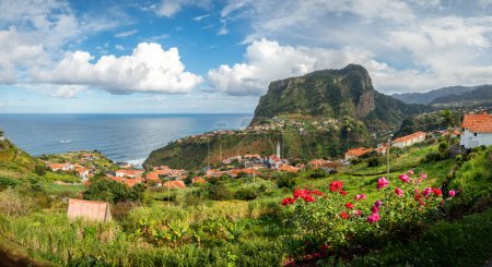 Paisaje con Sao Roque do Faial pueblo en la isla de Madeira, Portugal