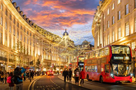 Téléchargez les photos : Londres, Royaume-Uni - 23 novembre 2022 : Décoration street in London at Christmas time, Angleterre - en image libre de droit