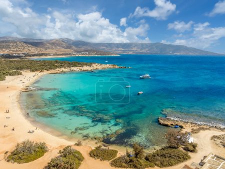 Téléchargez les photos : Paysage avec plage de sable isolé incroyable Alyko, île de Naxos, Grèce Cyclades - en image libre de droit