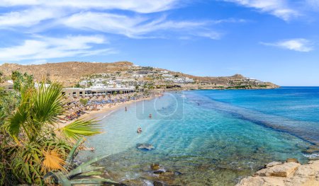 Foto de Mykonos, Grecia - 21 de septiembre de 2023: Paisaje con playa de Paradis, Isla de Mykonos, Grecia Cícladas - Imagen libre de derechos